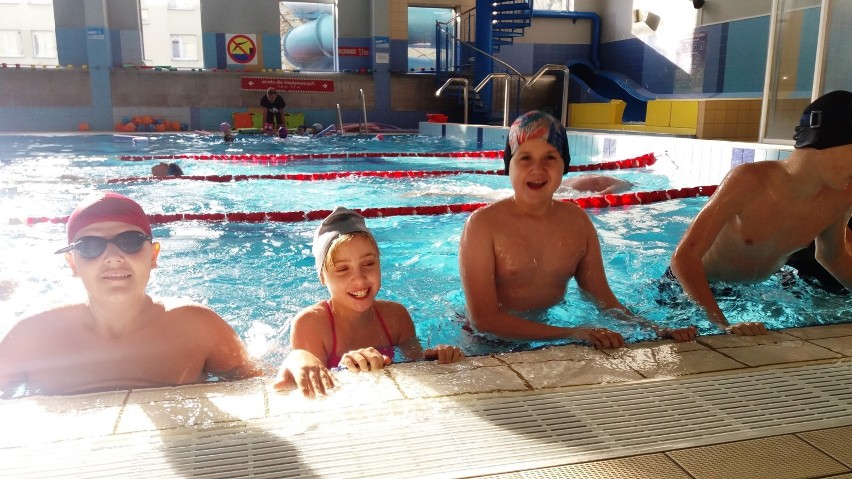Uczniowie SP 10 na basenie w Piaśnikach. Przezwyciężają lęki, korygują wady postawy