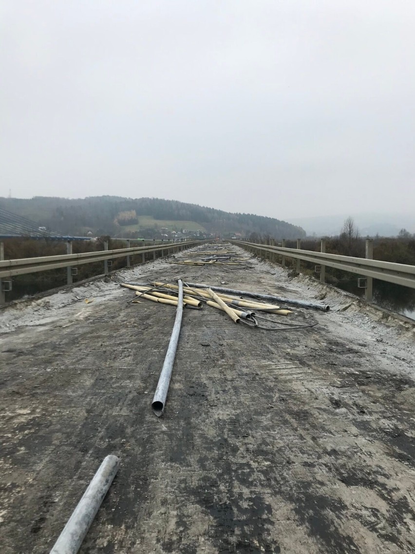 Trwa rozbiórka starego mostu w Kurowie