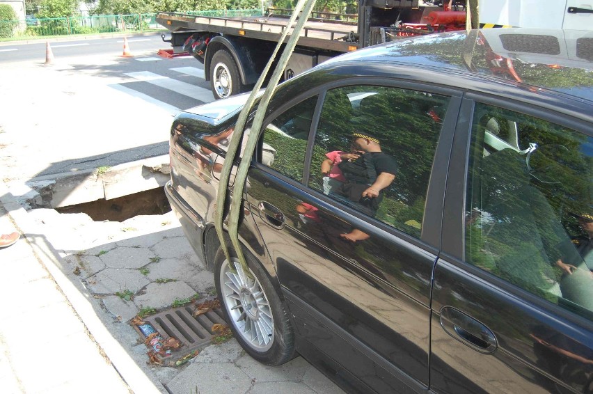 Człuchów. Auto jadące ulicą wpadło w półtorametrową dziurę