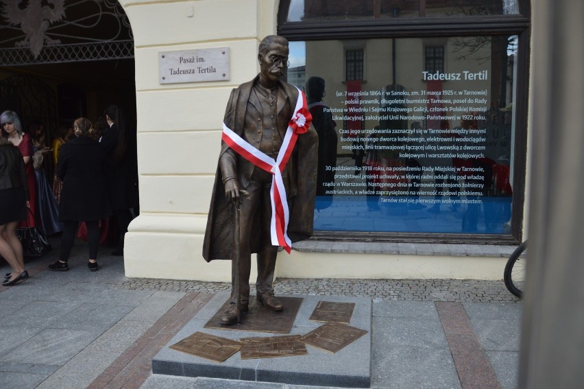 Tarnów. Odsłonięto pomnik Tadeusza Tertila [ZDJĘCIA]