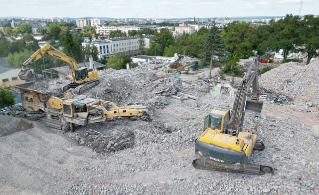 Na ulicy Langiewicza w Kielcach trwa wywożenie gruzu pozostałego po burzeniu dawnej siedziby szpitala dla dzieci. Mieszkańcy się skarżą na uciążliwości z tym związane jak pył, hałas i nieprzyjemny zapach.

Zobacz kolejne zdjęcie