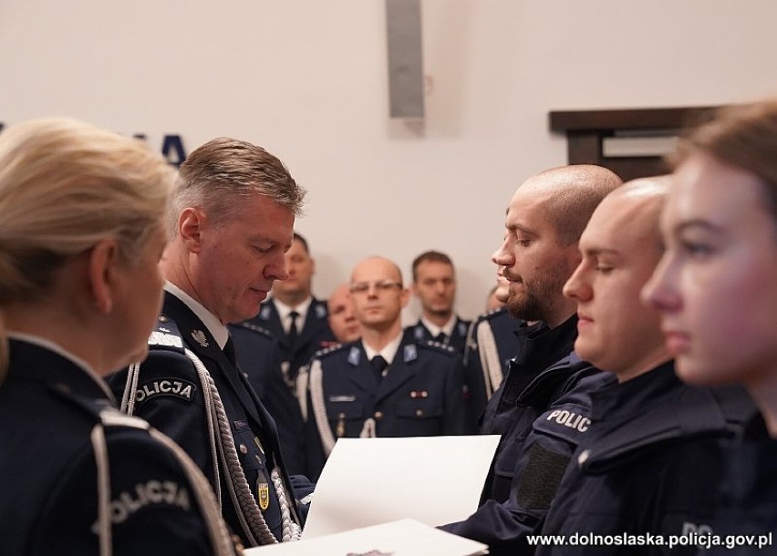 Wśród nowych policjantów na Dolnym Śląsku jest 12 pań i 11...