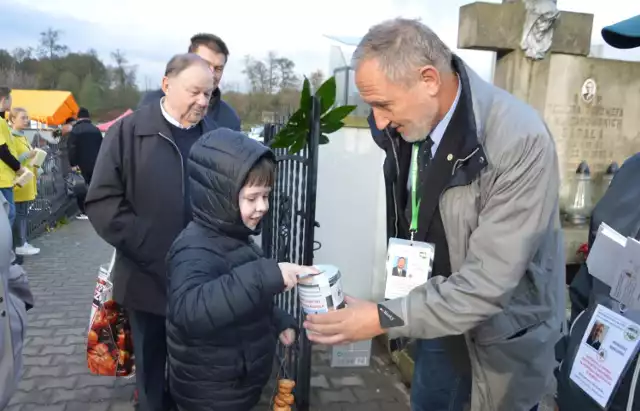 Podczas zbiórki PTTK na ratowanie zabytkowych nagrobków kwestowały 33 osoby. Na zdjęciu prezes PTTK Wojciech Pasek. Więcej na kolejnych zdjęciach