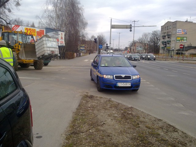 Batorego/Kościuszki w Toruniu , strażnicy miejscy podczas interwencji zablokowali wyjazd z ul.Batorego