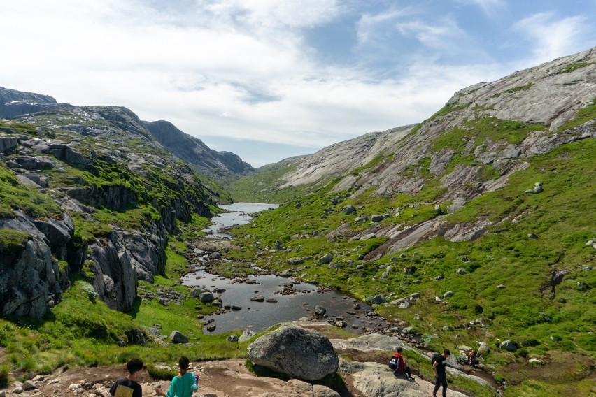 Spełnił marzenie i dotarł do Trolltunga. Stanął na Języku Trolla. Podróż pokonał głównie na motocyklu [ZDJĘCIA] 