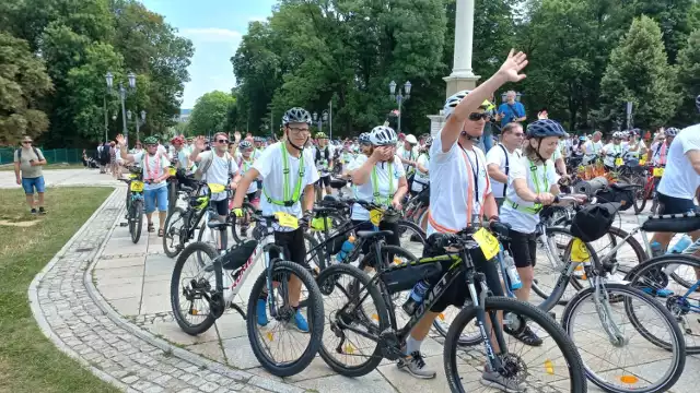 Pielgrzymi z diecezji tarnowskiej wjechali na jasnogórski szczyt w niedzielę po czterech dniach jazdy na rowerach