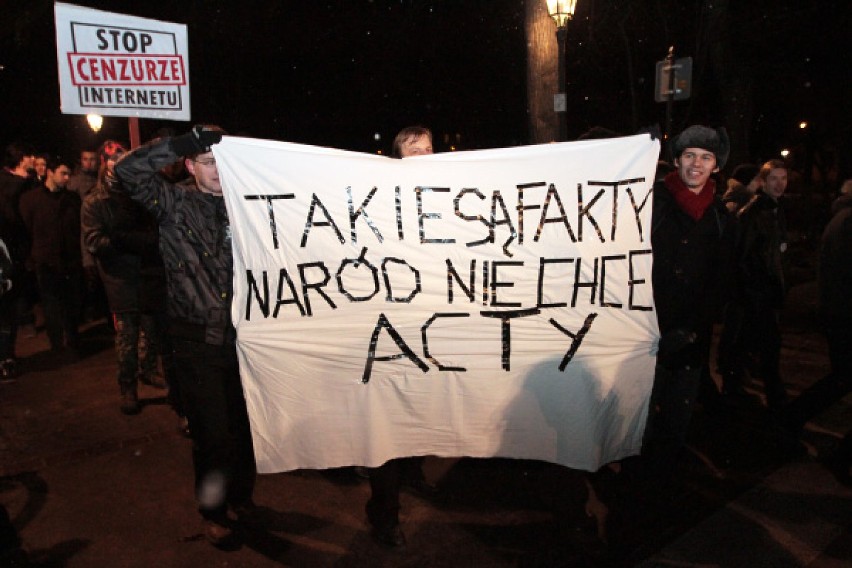 W Krakowie trwa protest przeciwko ACTA. Demonstranci z Rynku...