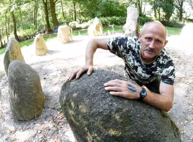 Kamienne kręgi to niezwykła atrakcja Świdnicy. Eliasz Madej to jeden z inicjatorów tego pomysłu.