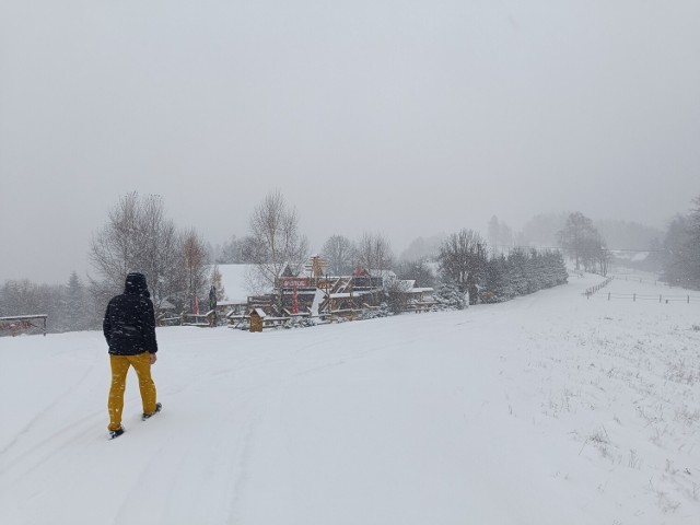 Zima w Beskidach - ośnieżone stoki zapraszają do odwiedzin.