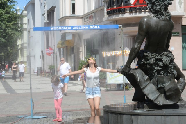 Od kilku dni w regionie mamy iście afrykański klimat. Temperatury w ciągu dnia spokojnie przekraczają 30 stopni Celsjusza. Macie dość upałów? Niestety nie mamy dobrych wieści. Temperatury będą rekordowo wysokie. 

Aktualne temperatury w Lubuskiem:


Napoje podczas upałów
Wraz z upałami nasila się pragnienie, które jest oznaką, że mamy w organizmie za mało wody. Dlatego to ona właśnie jest idealna, aby je ugasić. Trudno o lepszy napój. Woda w znacznym stopniu uzupełnia niedobory rozpuszczonych w niej pierwiastków mineralnych m.in. wapnia, magnezu, potasu i sodu. Najlepiej w tym przypadku sprawdza się woda mineralna. 

Pogoda na czwartek, 2 sierpnia:


Mleko, kefir a może maślanka?
Słodkie mleko na przykład nie gasi pragnienia, co innego zsiadłe. Bakterie probiotyczne namnażają się na laktozie, która występuje w mleku, i powodują jego fermentację. W ten sposób powstają jogurt, kefir, maślanka. Zawierają sporo wody, dlatego można się nimi napić, ale można się też najeść. 

Soki
Soki - tak, ale tylko pół na pół z wodą. Są wtedy mniej słodkie i mniej kaloryczne. 

Herbata na upały
Herbata jest napojem dobrze gaszącym pragnienie, ale tylko wtedy gdy jest zrobiona ze słabego naparu. W upalne dni możemy pić ją na zimno, ale podobno gorąca nadaje się lepiej aby ugasić pragnienie. Herbatę możemy wzbogacać różnymi dodatkami np. sokami, miodem, mlekiem, cukrem, cytryną.

Co i ile pić, aby zaspokoić pragnienie w trakcie upałów?

Źródło: Agencja TVN

W środę, 1 sierpnia termometry w cieniu pokażą nawet 35 stopni i ma to być najbardziej upalny dzień tego lata. Miejscami prognozuje się wystąpienie przelotnych opadów i burz. W kolejnych dniach temperatury owszem stopniowo będą się obniżać, ale nie będzie to skok odczuwalny, dlatego musimy być gotowi na zostające z nami klimaty afrykańskie. Warto dodać, że tego typu pogoda często idzie w parze z burzami, którym towarzyszyć będzie porywisty wiatr. 

Upały nie odpuszczają:
-&nbsp;Od piątku temperatura zacznie się obniżać. To nie będzie skok, to nie będzie wyraźne ochłodzenie. To po prostu będzie takie odejmowanie jednego-dwóch stopni. W następnych dniach też będziemy stopniowo o dwa, o jeden stopień dziennie sobie odejmować. I myślę, że w niedzielę będziemy oddychać zupełnie innym powietrzem - mówił prezenter TVN Meteo Tomasz Wasilewski.

Ostrzeżenie przed upałami w Lubuskiem
Instytut  Meteorologii i Gospodarki Wodnej wydał dla województwa lubuskiego ostrzeżenie drugiego stopnia w trzystopniowej skali: Przewiduje się wystąpienie niebezpiecznych zjawisk meteorologicznych powodujących duże straty materialne oraz zagrożenie zdrowia i życia. Niebezpieczne zjawiska lub skutki ich wystąpienia w silnym stopniu ograniczają prowadzenie działalności. Spodziewaj się zakłóceń w codziennym funkcjonowaniu. Zalecana duża ostrożność, potrzeba śledzenia komunikatów i rozwoju sytuacji pogodowej. Przestrzegaj wszystkich zaleceń wydanych przez służby ratownicze w sytuacji zagrożenia.

Czy w regionie lubuskim również możemy liczyć na opady? Jakie będą temperatury w najbliższych dniach? Niestety nie mamy dobrych wieści. Zobaczcie mapy pogodowe na kolejnych slajdach. 

POLECAMY RÓWNIEŻ PAŃSTWA UWADZE:
Uwaga na groźną pogodę! Jest ostrzeżenie meteo

