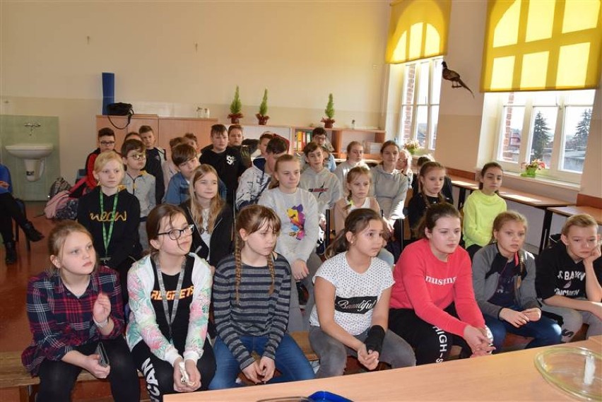 Dzień Nauki Polskiej w Szkole Podstawowej w Liskowie. Zajęcia "Niezwykłe powietrze" ZDJĘCIA