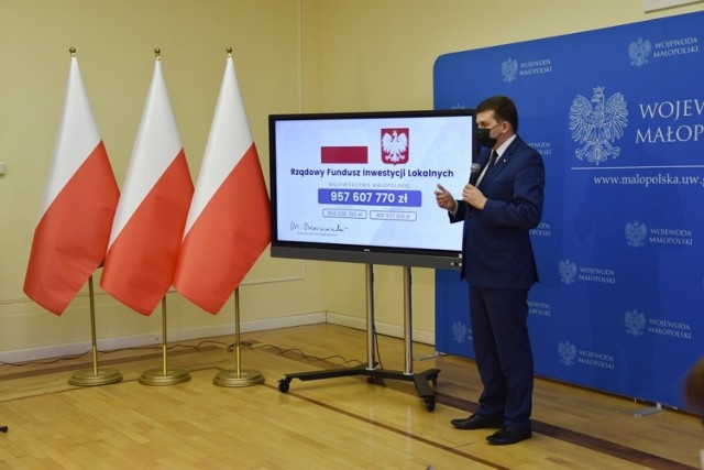 Wojewoda małopolski Łukasz Kmita prezentuje dane o rozdzieleniu środków w ramach Funduszu Inwestycji Lokalnych. W II etapie pominięte zostały większe miasta, w tym Kraków i Tarnów