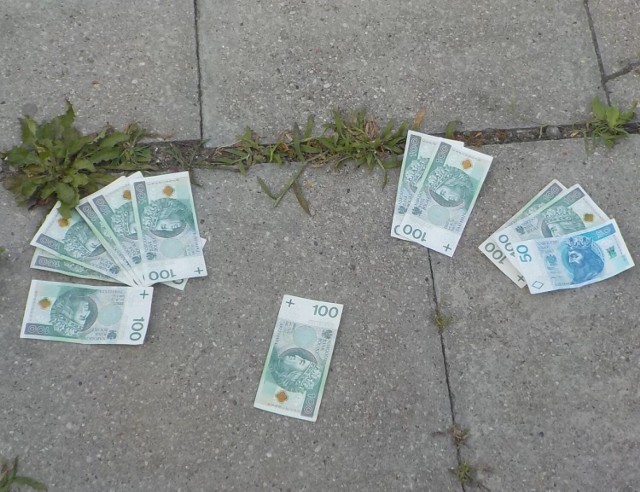 Przechodnie zbierali pieniądze z ulicy. Niecodzienna sytuacja na warszawskiej Pradze