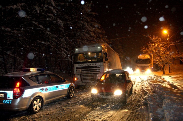 Brzesko: wypadek tira przy ul. Leśnej. Zablokował zjazd z A4 [ZDJĘCIA]
