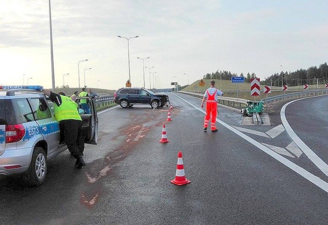 W piątek rano na „esce” koło Skwierzyny osobowe volvo rozbiło się na metalowych barierkach. Dwie osoby trafiły do szpitala.