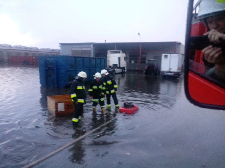 Międzybórz: Strażacy usuwali skutki ulewy w zakładzie MEBLE WAJNERT
