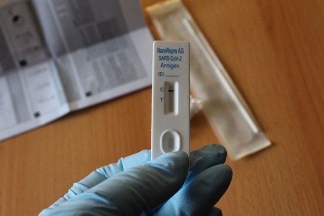 Darmowe testy antygenowe na COVID-19 w aptekach. Tak, ale niestety w nielicznych, przynajmniej w Małopolsce zachodniej.. Sprawdź gdzie.