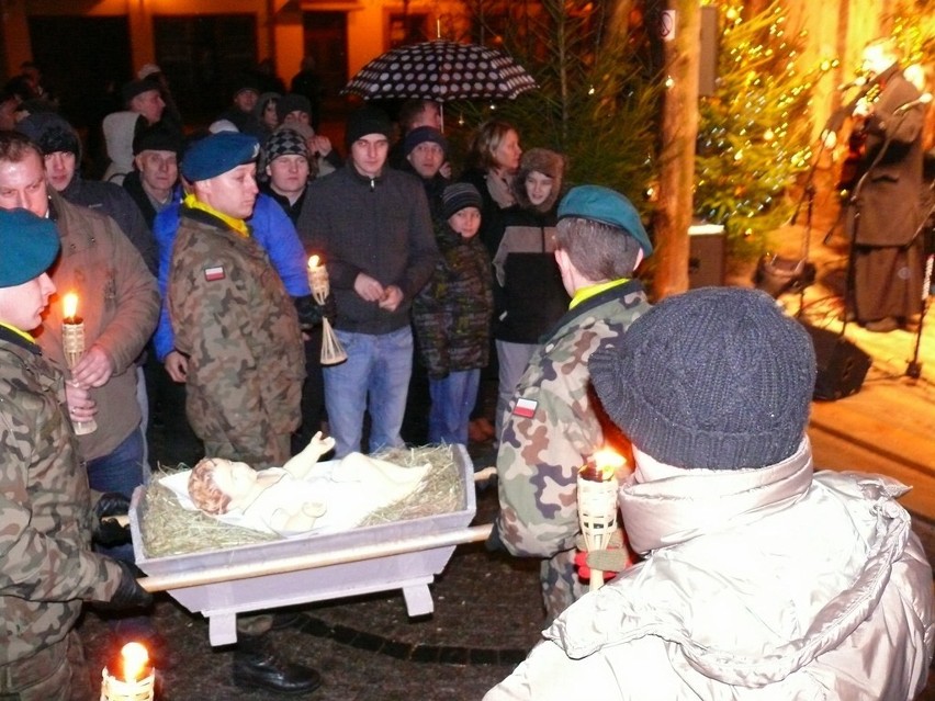 Chełmianie podzielili się opłatkiem przy szopce