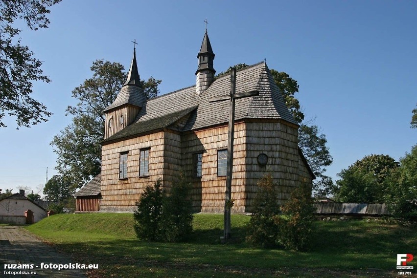 Drewniany kościółek wybudowany w 1674 roku z fundacji...