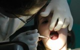 Tarnów. Dentyści z wizytą u przedszkolaków. Uczą dbać o zęby i rozdają prezenty