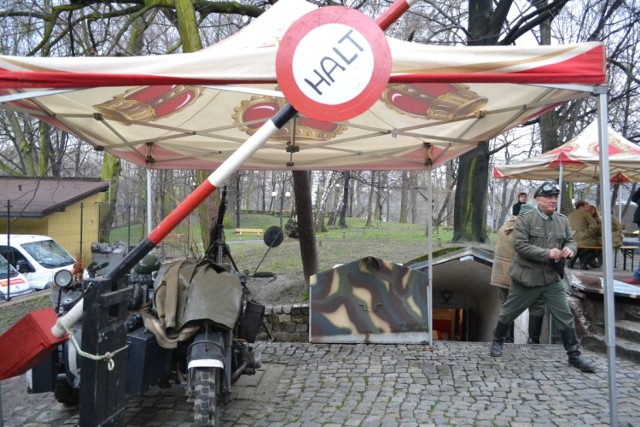 26 marca, na jeden dzień, mieszkańcy mogli wejść do schronu pod Parkiem Miejskim w Wodzisławiu. Po jego wnętrzach oprowadził nas Kazimierz Piechaczek z GRH Powstaniec Śląski