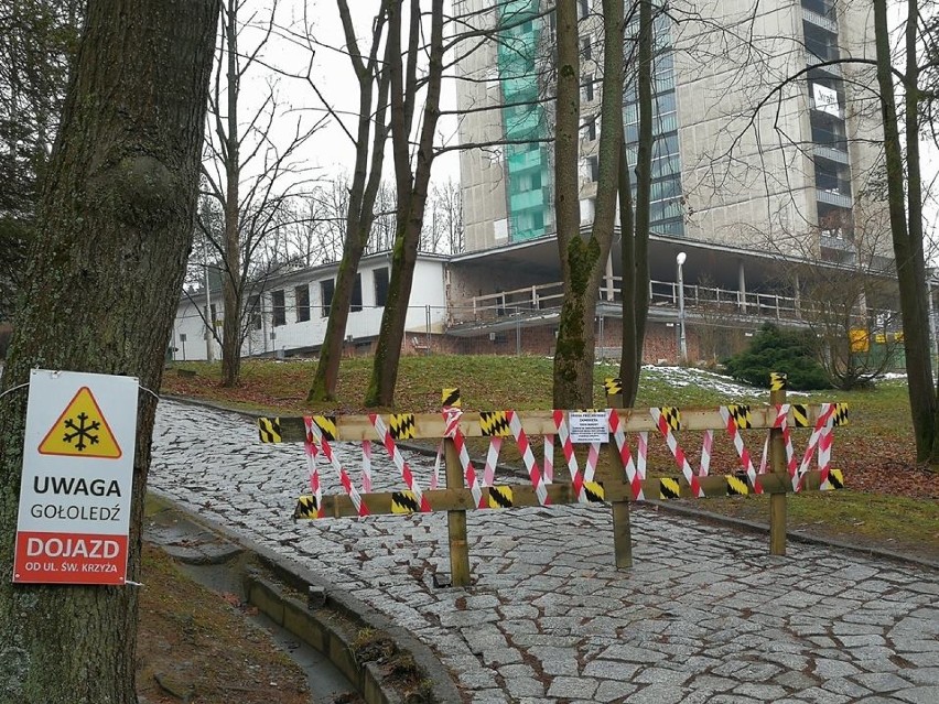 Szczawnica. Turyści skarżyli się na nieoświetlone alejki. Więc alejki zostały zamknięte [ZDJĘCIA]