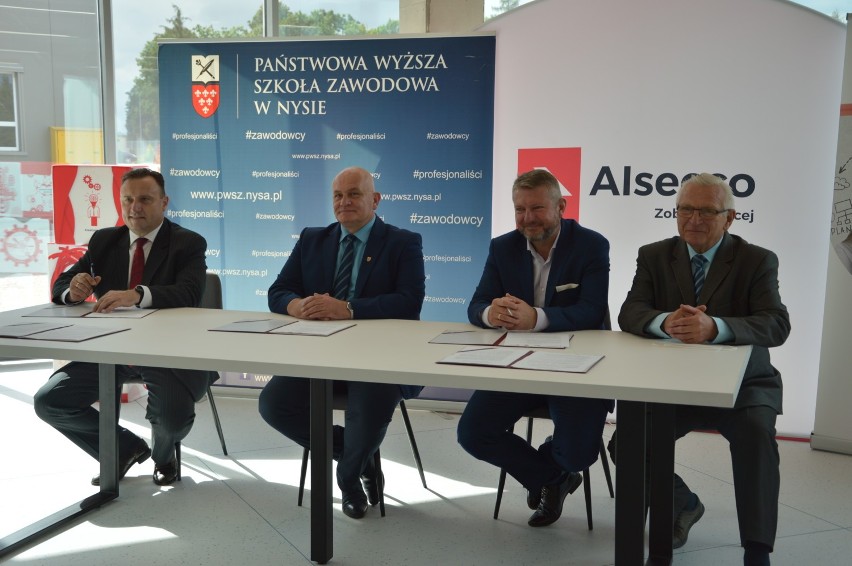 Nyska PWSZ i Alsecco podpisały umowę o współpracy. Firma potrzebuje młodych do rozwoju