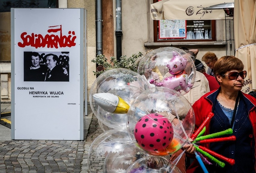 Święto Wolności i Solidarności w Gdańsku. Wystawa "Drużyna Lecha" na ul. Długiej. Kolekcja plakatów wyborczych 