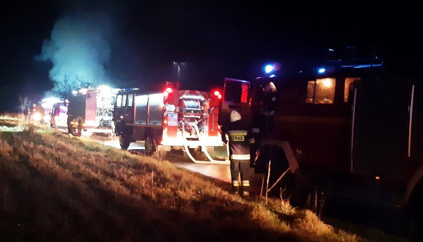 Wielki ogień i akcja gaśnicza pół setki strażaków we wsi Roztoka pod Limanową