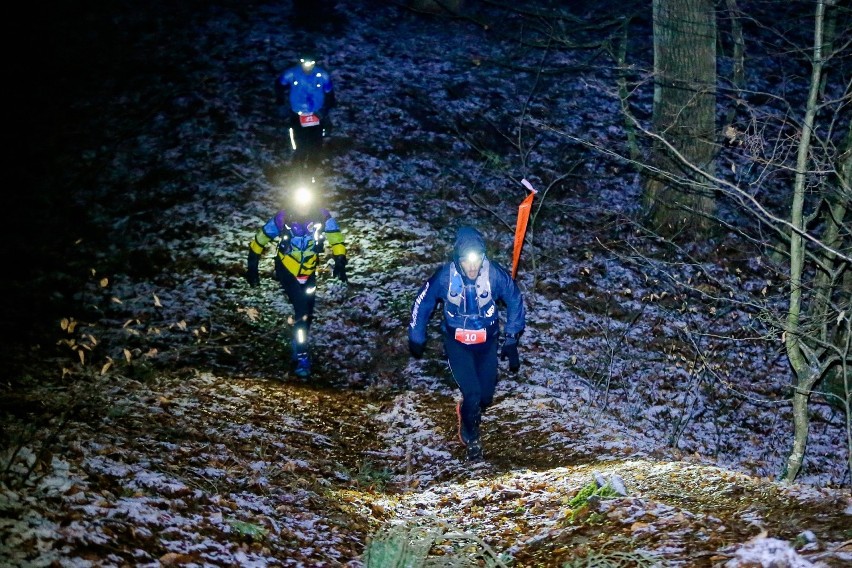 Biegacze na leśnej trasie Garmin Ultra Race Gdańsk 2021