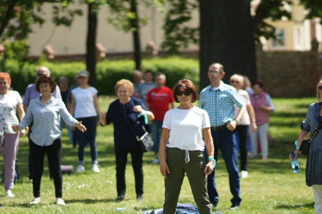 Wspólne ćwiczenia seniorów w parku miejskim