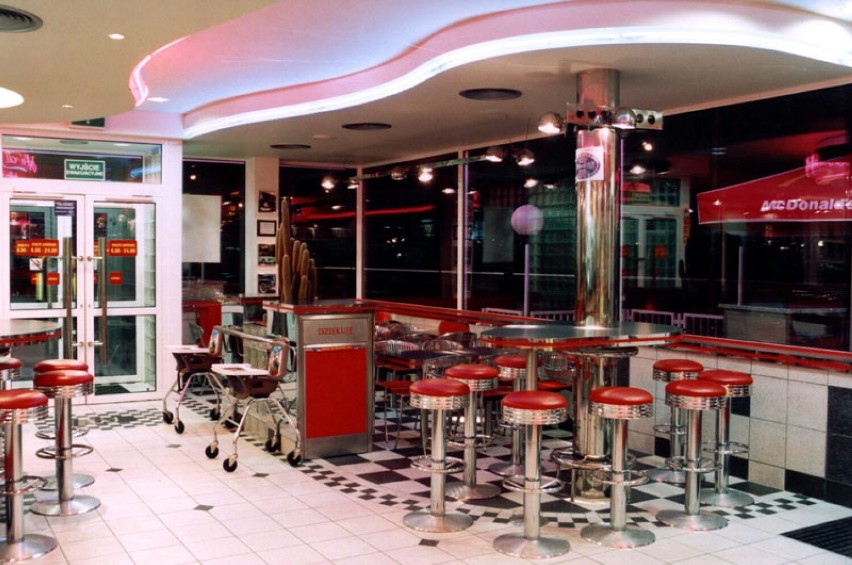 McDonald's w Warszawie jak przydrożny bar w USA. Niezwykłe wnętrza restauracji stylizowanej na lata 50