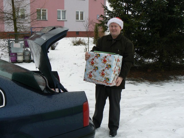 Grzegorz Murawski ze świąteczną paczką