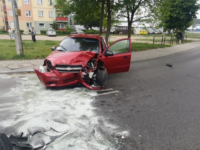 Krótko przed godziną 12.30 w Bydgoszczy na ulicy Wyzwolenia (w rejonie komisariatu policji) doszło do czołowego zderzenia dwóch aut osobowych. Jak ustaliliśmy, kierowca chevroleta zasłabł za kierownicą.

- Kierująca fiatem została przetransportowana do szpitala - mówi st. ast. Piotr Duziak z zespołu prasowego Komendy Wojewódzkiej Policji w Bydgoszczy.

Ulica Wyzwolenia była nieprzejezdna. Policja kierowała tam ruchem wskazując objazd ulicami osiedlowymi.


Flesz - wypadki drogowe. Jak udzielić pierwszej pomocy?

