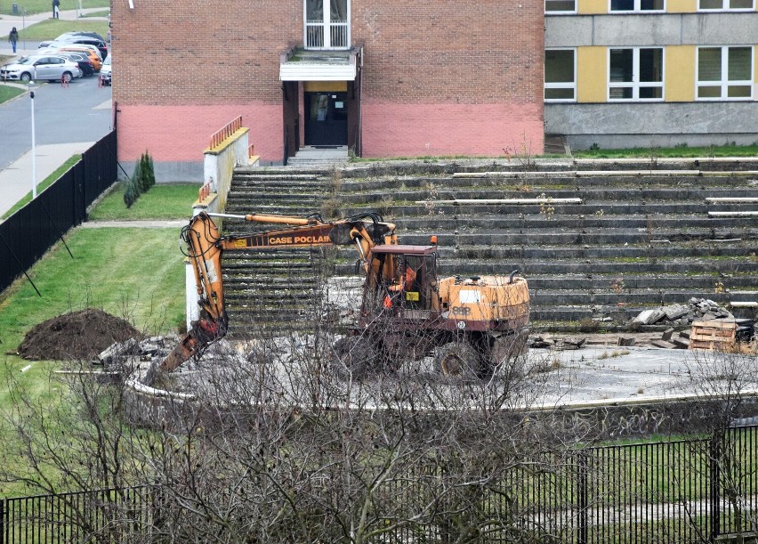 Amfiteatr przy Szkole Podstawowej nr 10 w Sieradzu znika. Ruszyła rozbiórka. Co powstanie w zamian? ZDJĘCIA