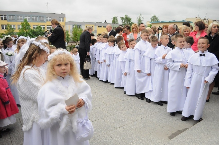 Ponad setka dzieci przystąpiła dziś do Pierwszej Komunii Świętej