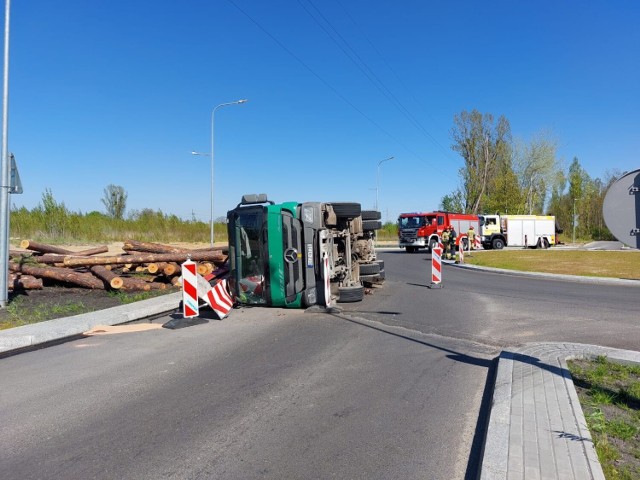 Ciężarówka przewróciła się na rondzie