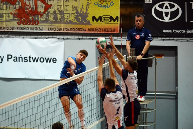Siatkarze MKS Gamrat MOSiR Jasło przegrali bardzo ważny dla układu w tabeli II ligi mecz z Błękitnymi Ropczyce 1-3