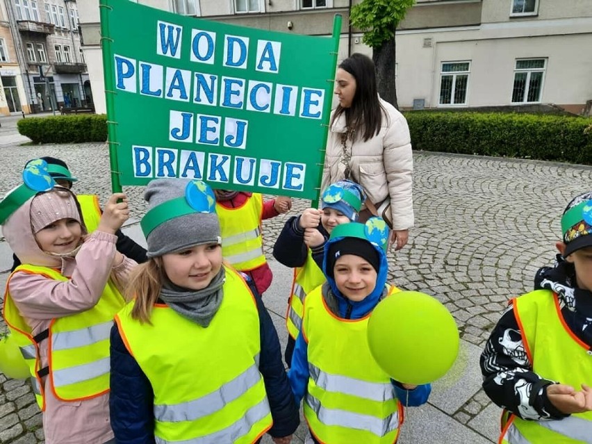 Dzień Ziemi w Przedszkolu Publicznym numer 4 w Radomiu. Dzieci wzięły udział w marszu ekologicznym. Zobacz zdjęcia
