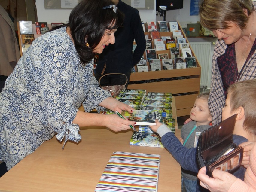 Radomsko: Pisarka Elżbieta Stępień promuje swoją nową książkę dla dzieci "Wszystko się może zdarzyć" [ZDJĘCIA, FILM]