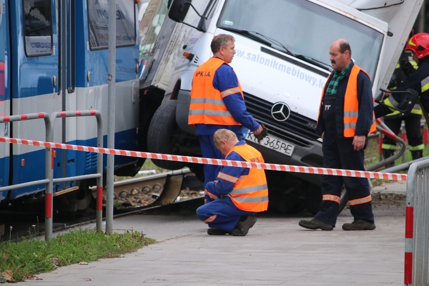 Wypadek w Krakowie. Samochód dostawczy zderzył się z tramwajem [ZDJĘCIA]