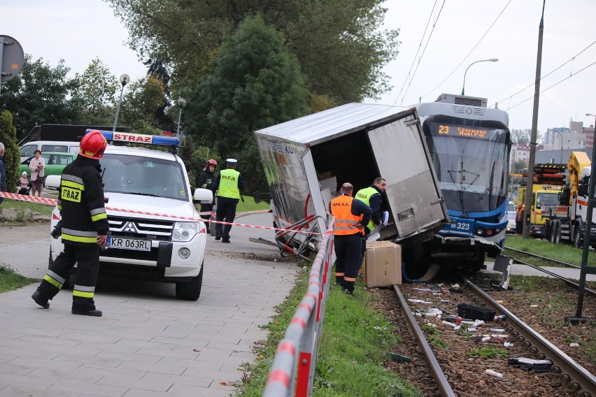 Wypadek w Krakowie. Samochód dostawczy zderzył się z tramwajem [ZDJĘCIA]