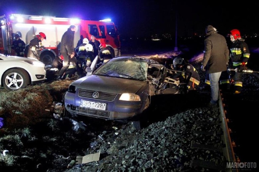 Samochód wjechał pod szynobus w Opolu Chmielowicach. Cztery osoby nie żyją [WIDEO, ZDJĘCIA]