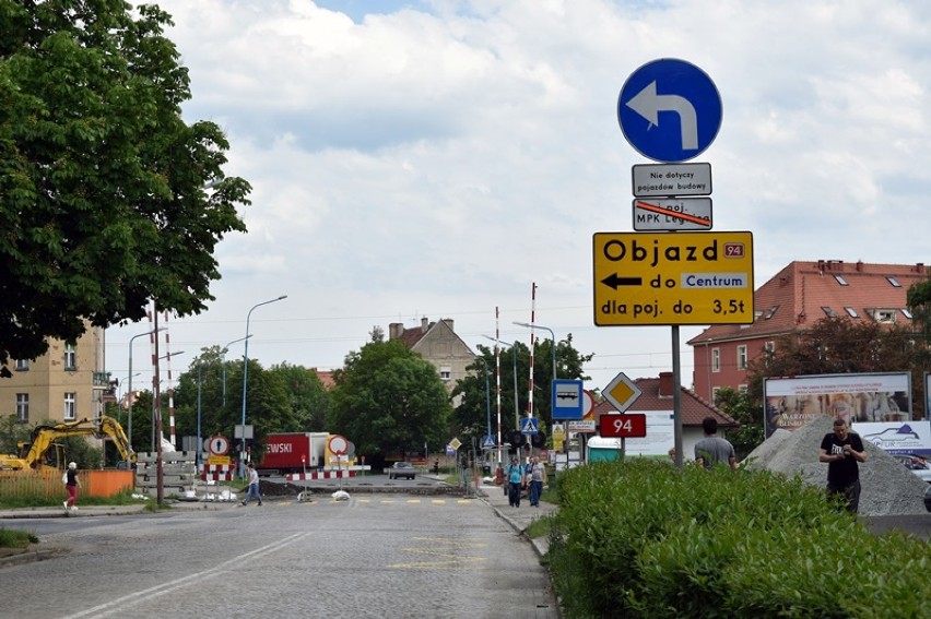 Przejazd na ulicy Chojnowskiej w Legnicy jest zamknięty! Jak jechać, gdzie przystanki? [ZDJĘCIA]