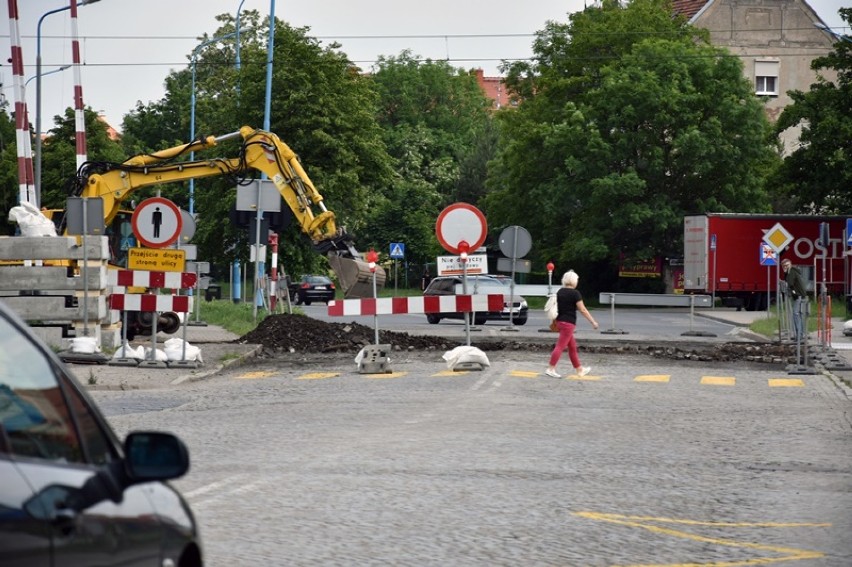 Przejazd na ulicy Chojnowskiej w Legnicy jest zamknięty! Jak jechać, gdzie przystanki? [ZDJĘCIA]