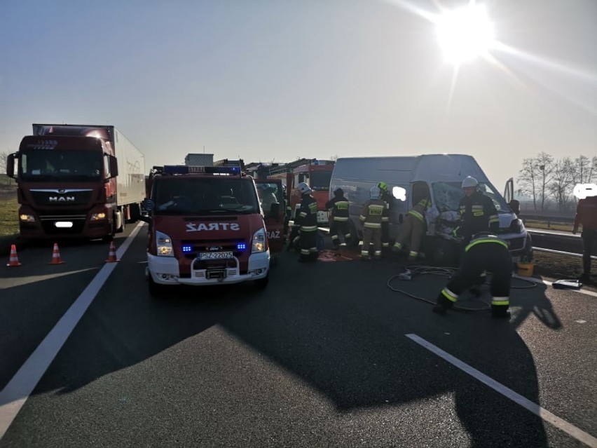 PILNE! Wypadek na A2 pod Bukiem. Bus uderzył w tira