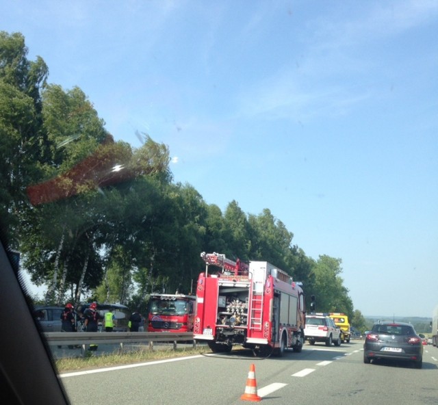 Groźny wypadek na DK 86 w Podwarpiu na trasie w kierunku Katowic. Samochód ciężarówy TIR zderzył się z samochodem osobowym.