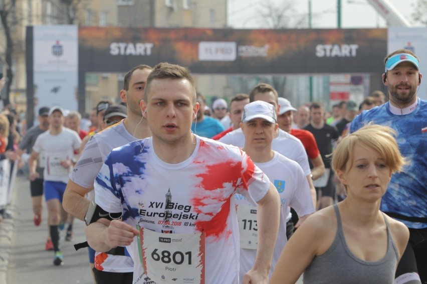 11. PKO Poznań Półmaraton: Akcja charytatywna "biegnę dla Filipa i Alberta". Biegacze wspierali chorych chłopców