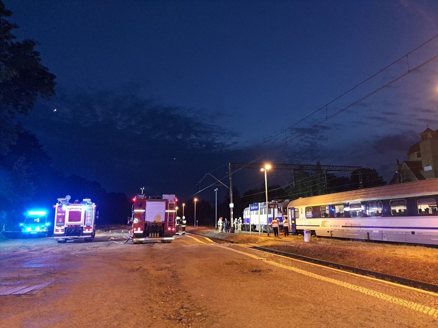 Nocny pożar pociągu w Sędzisławiu. Utrudnienia na linii kolejowej Wrocław - Szklarska Poręba