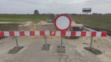 Co dalej z zamkniętym wjazdem na ulicę Moryca w Piotrkowie, betonowe kręgi blokują przejazd od maja 2022 roku ZDJĘCIA